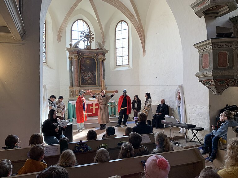 Anspiel-Szene von Jesus am Kreuz vor dem Altar