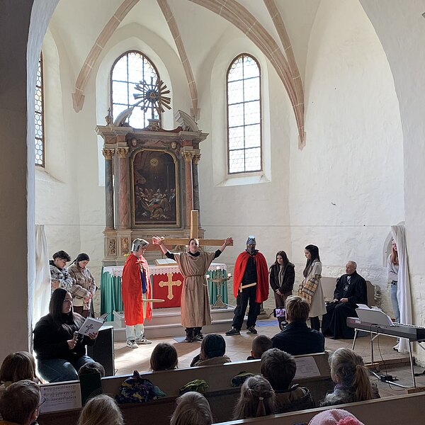 Anspiel-Szene von Jesus am Kreuz vor dem Altar