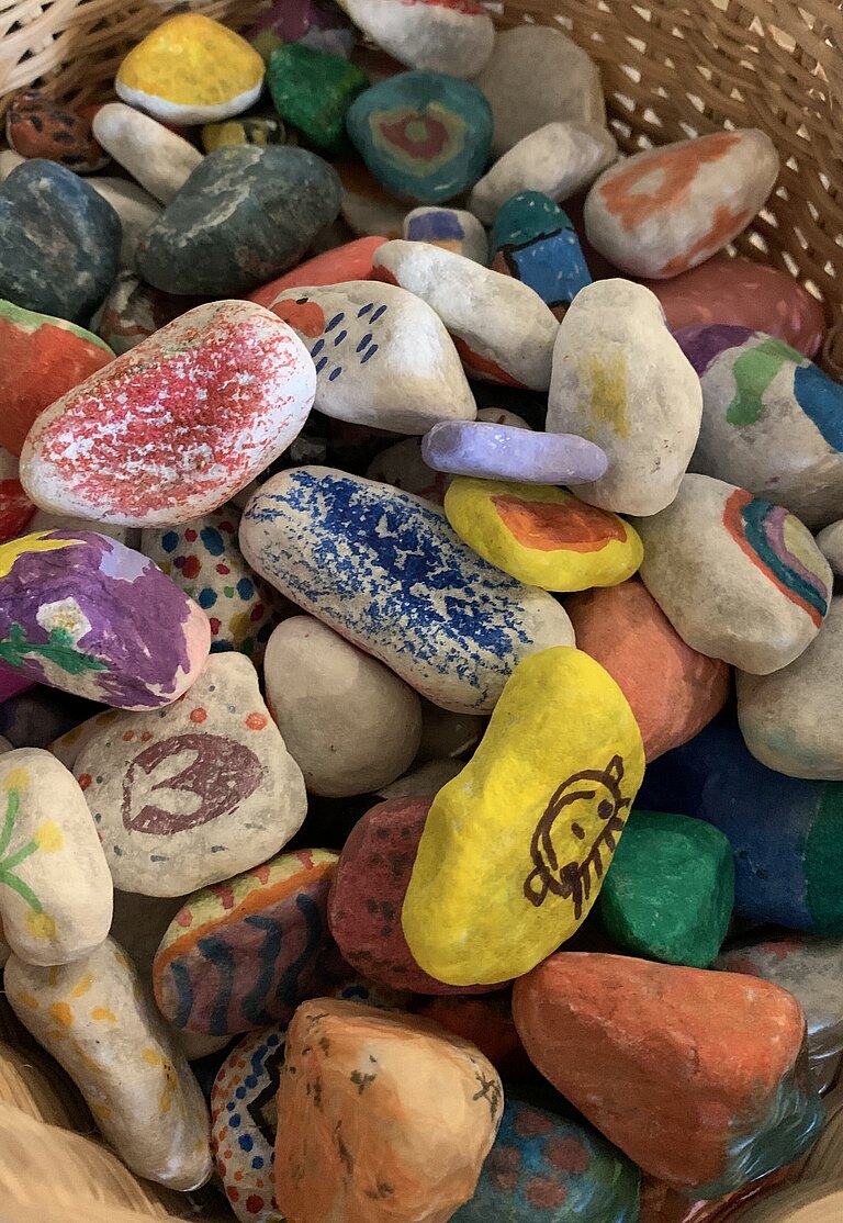 Bunte, handbemalte Stein im Körbchen
